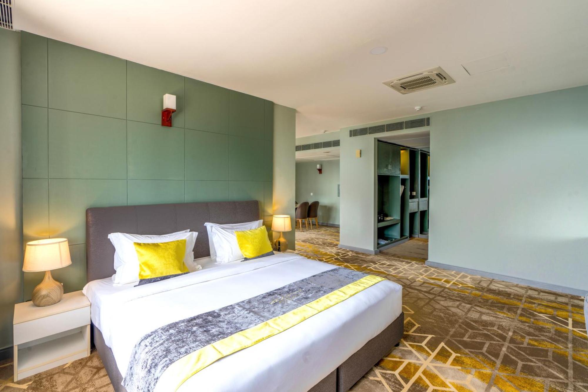 Manhattan Business Hotel, 4*