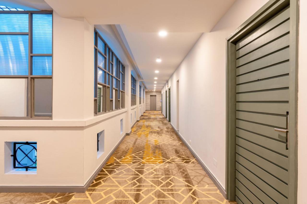 Manhattan Business Hotel, 4* Malé